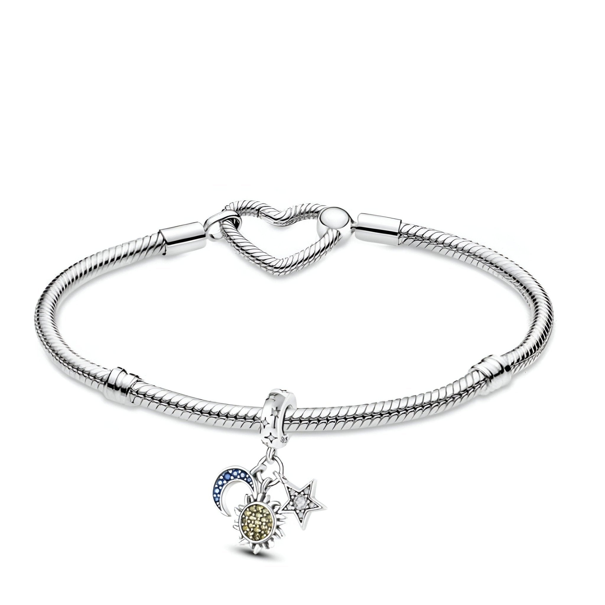 Bracelet argenté serpent avec pendentifs soleil doré, lune argentée et étoile strassée.