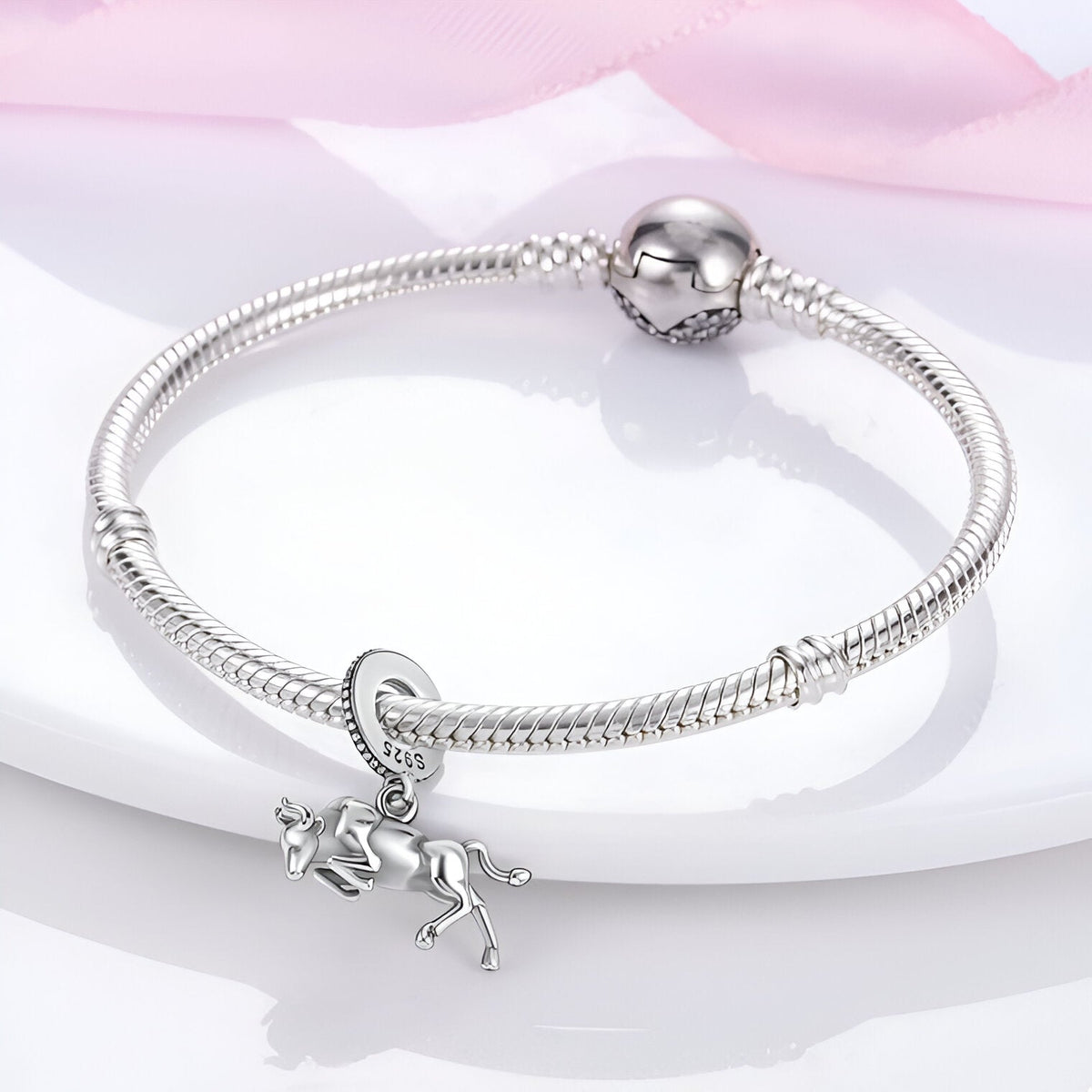 Bracelet argenté avec pendentif taureau sprintant en métal brillant.