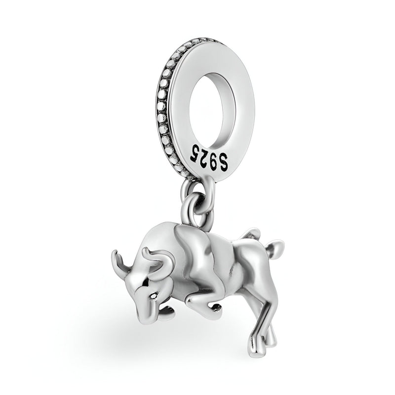 Charm pendentif taureau sprintant en argent massif 925 finition polie.