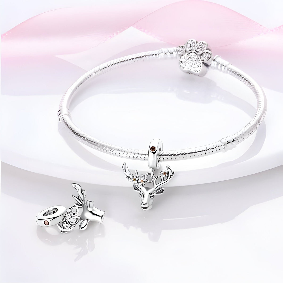 Bracelet argenté avec pendentif tête de cerf détaillé pour femme, style élégant.