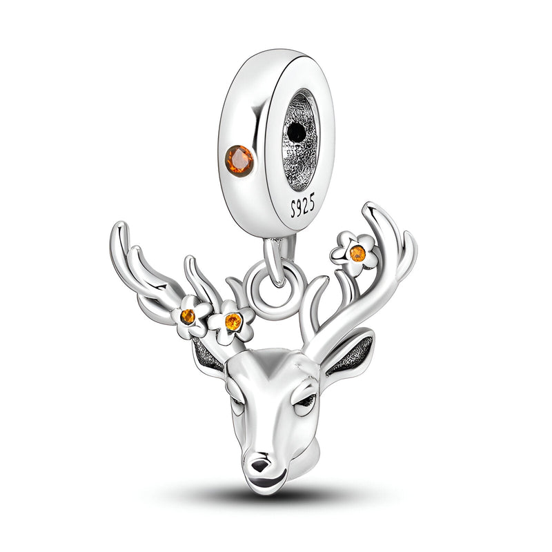 Pendentif argent tête de cerf avec petites fleurs orange sur les bois, design délicat et fin.