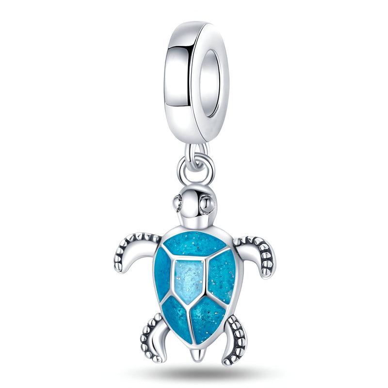 Pendentif tortue argent avec émail bleu vif et détails gravés sur les pattes.