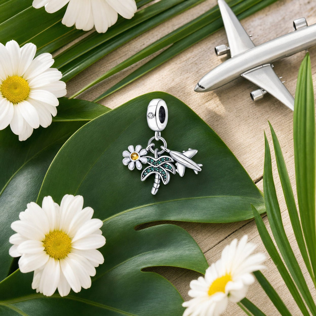 Charm-vedhæng, trio tropisk marguerit, palme og fly, til kvinder, model Palmera