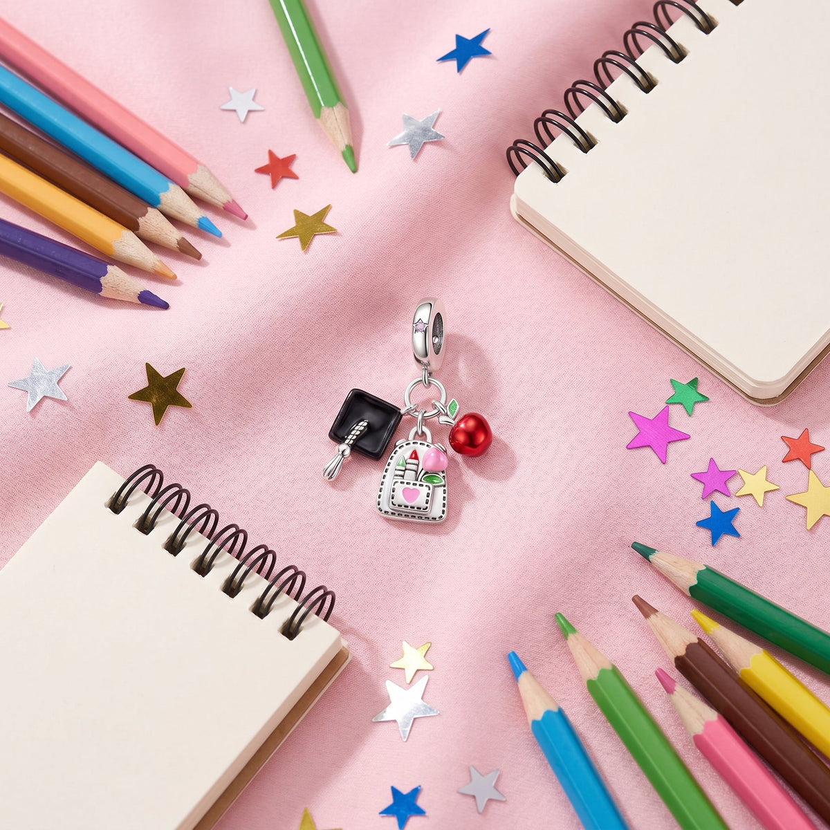 Charm pendant, triple pendentif scolaire avec sac à dos et pomme, pour femme, modèle Scholarina