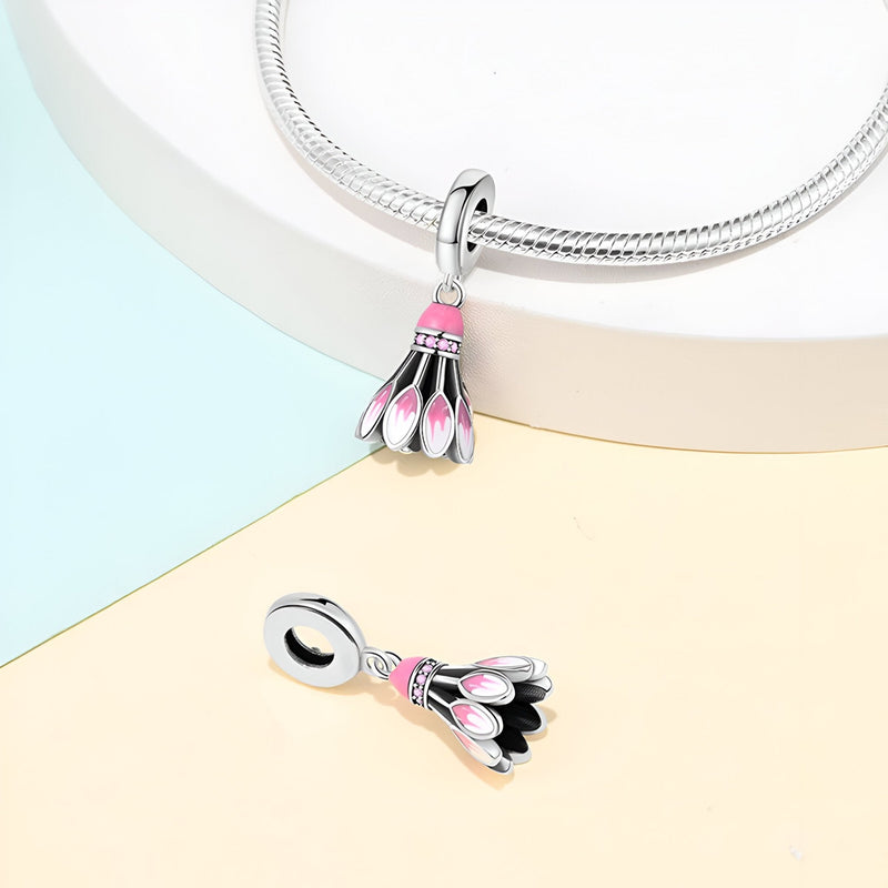 Charm pendentif volant de badminton en argent avec détails rose et noir, design fin et élégant.