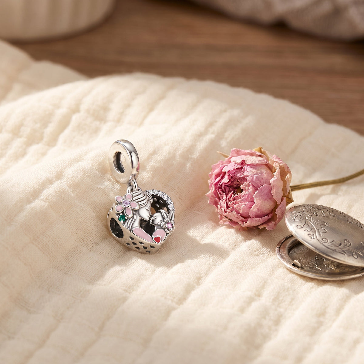 Charm mains entrelacees mere-enfant, pendentif coeur, emaille et zircons, modele Tendresse Maternelle