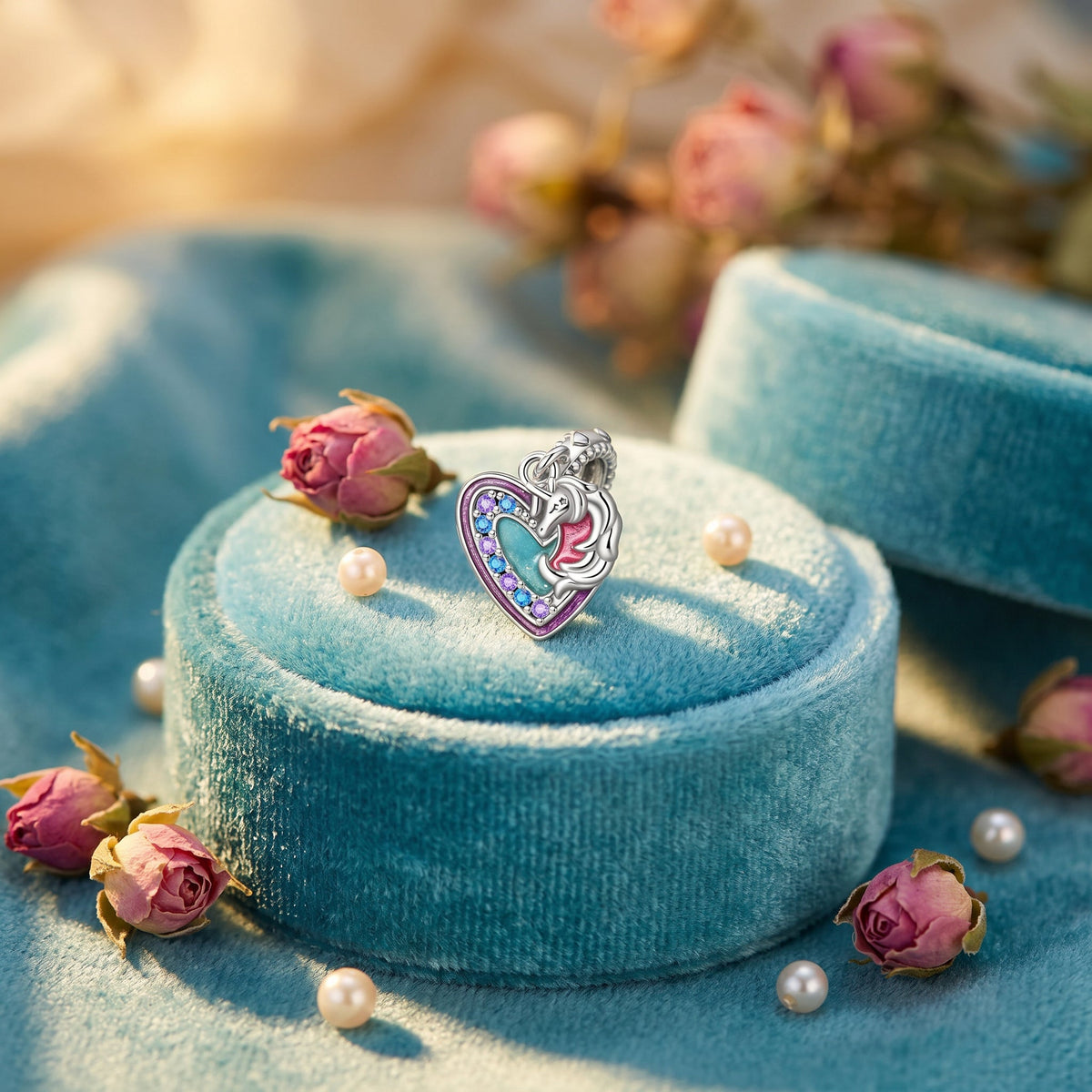 Charm unicorno in un cuore, smalto rosa e arcobaleno, zirconi, modello Cuore Unicorno e Arcobaleno