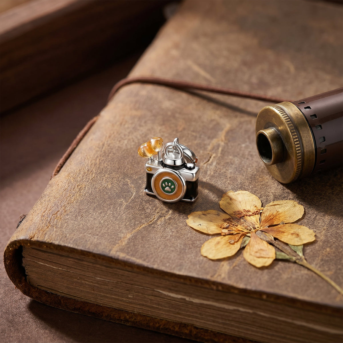 Charm macchina fotografica retrò, smalti colorati e impronta di zampa, modello Macchina Fotografica Avventuriera