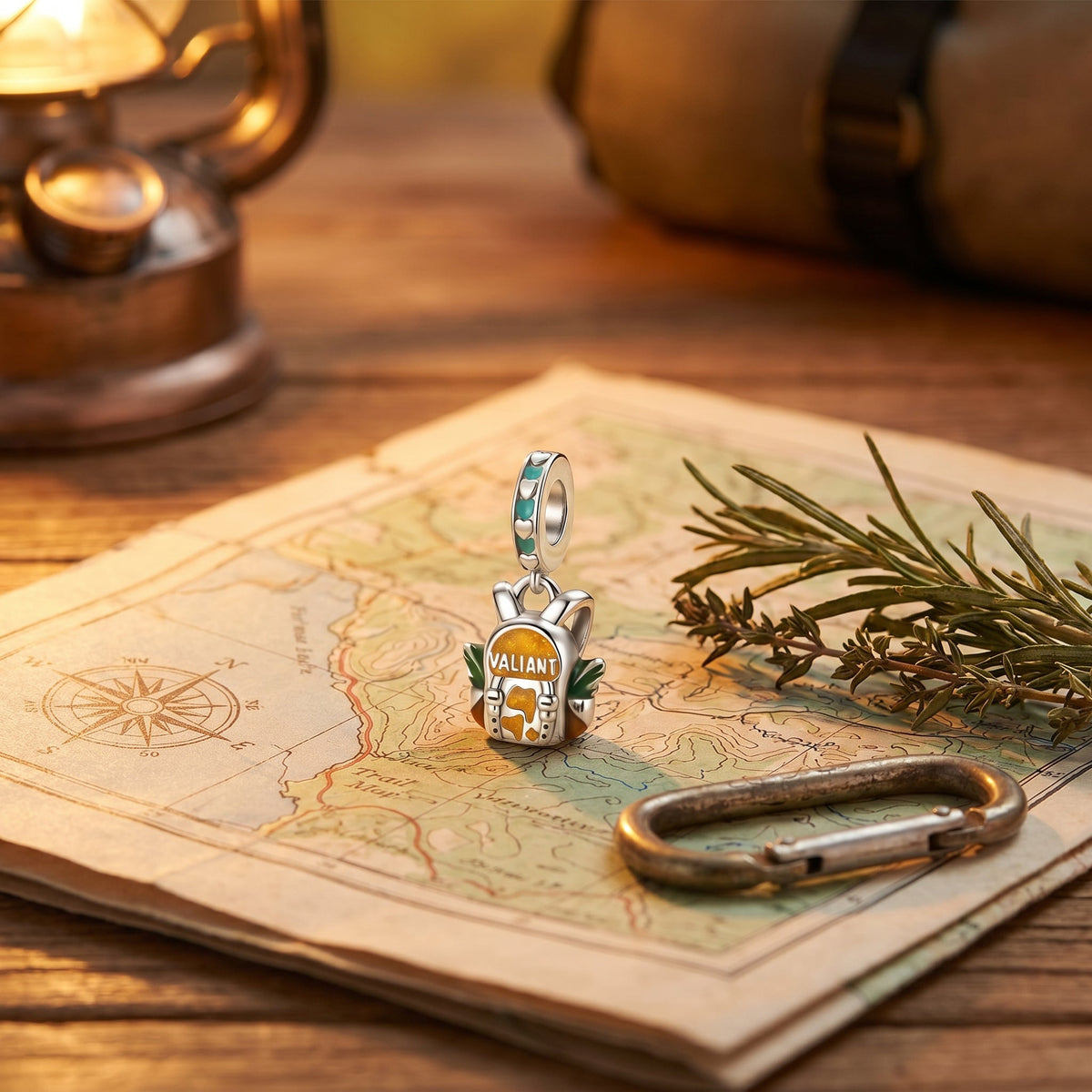 Charm pendentif sac à dos de voyage, émaux colorés et motif carte du monde, modèle Sac à Dos Aventurier