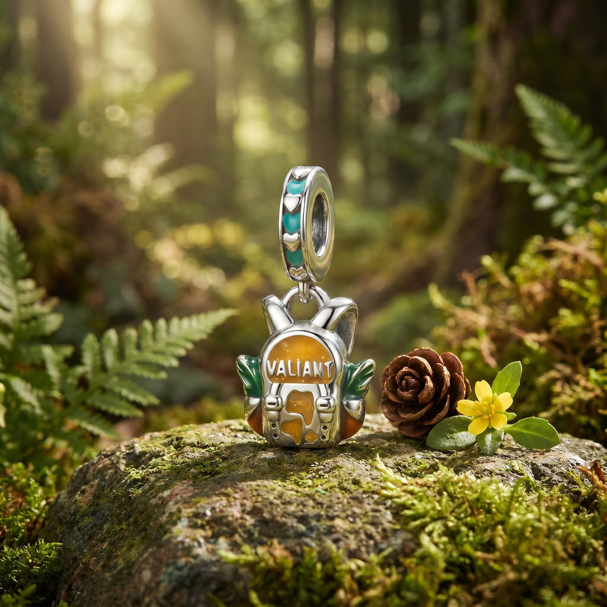 Charm pendentif sac à dos de voyage, émaux colorés et motif carte du monde, modèle Sac à Dos Aventurier