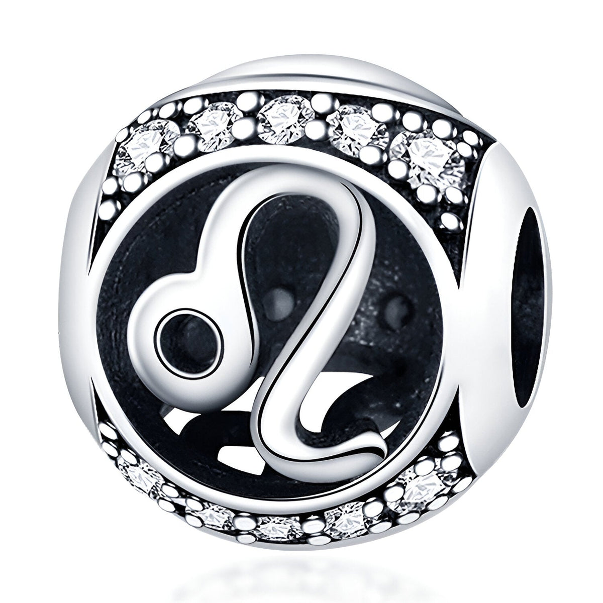 Charm rond en argent avec symbole du Lion orné de petits cristaux blancs.