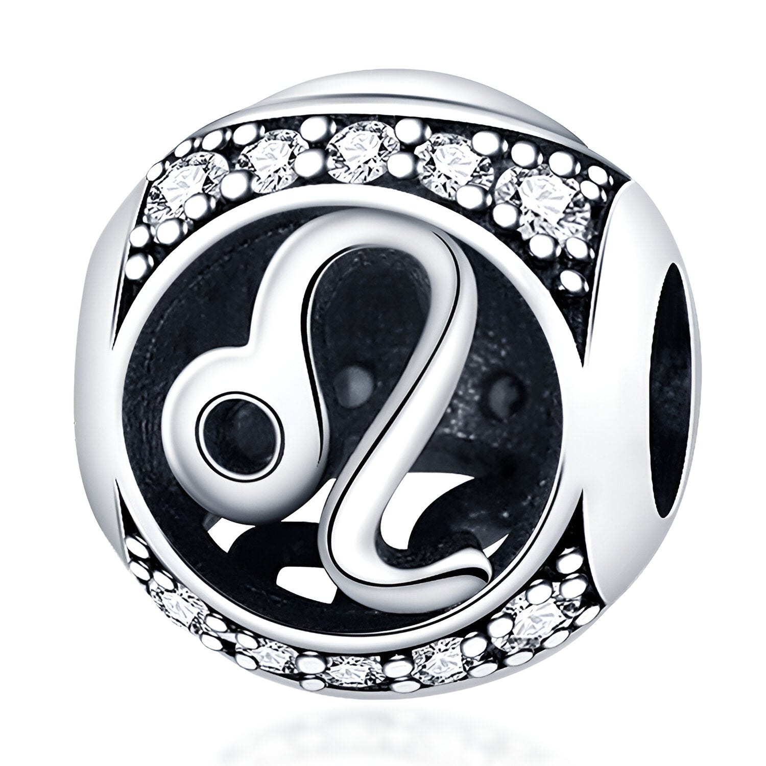 Charm rond en argent avec symbole du Lion orné de petits cristaux blancs.