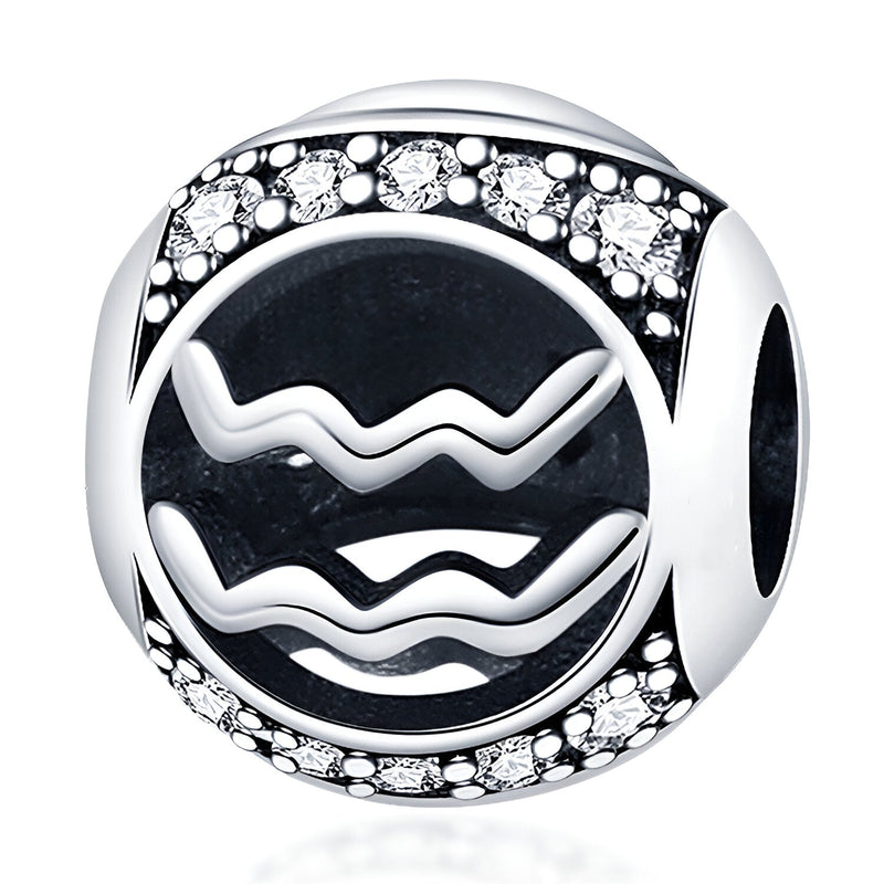 Charm rond en argent avec symbole du signe Verseau noirci et oxyde de zirconium sur le pourtour.