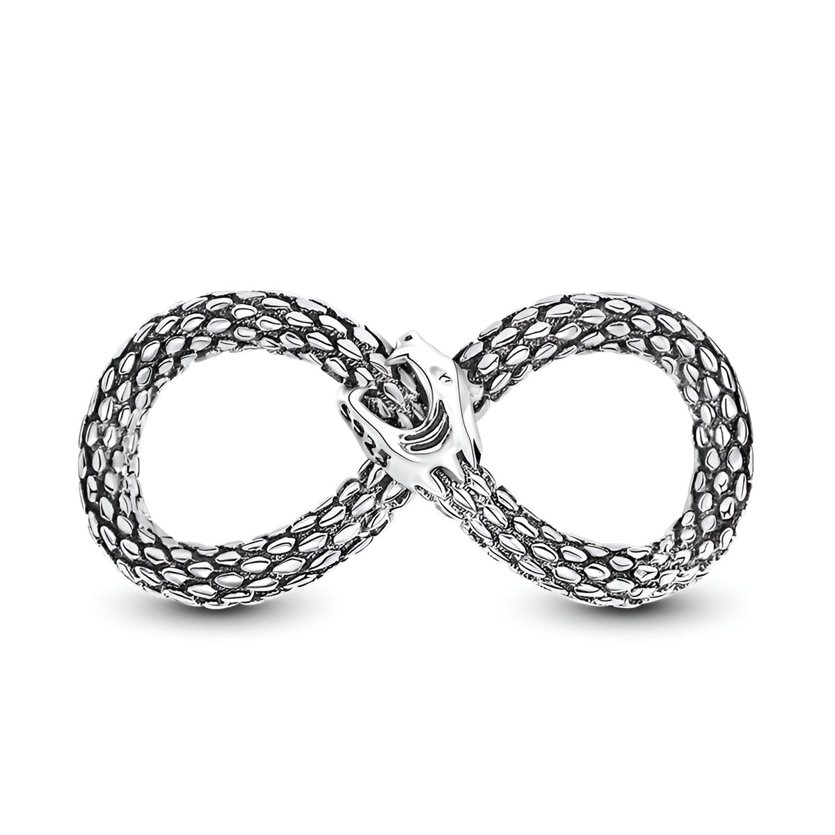 Charm en forme de serpent argenté tressé formant un symbole infini.