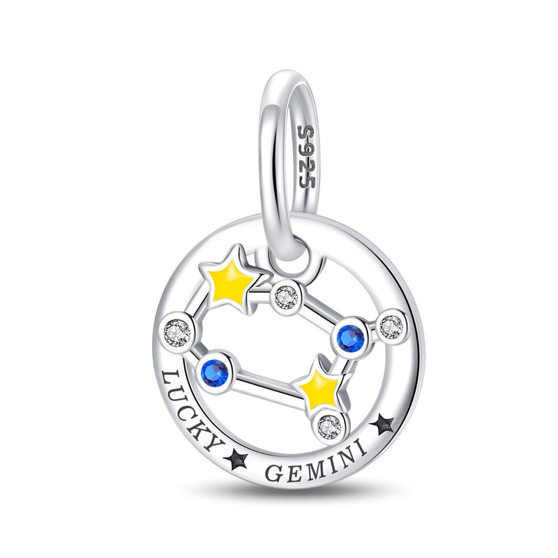 Charm rond en argent sterling avec constellation Gémeaux et étoiles jaunes, pierres bleues et gravure Lucky Gemini.