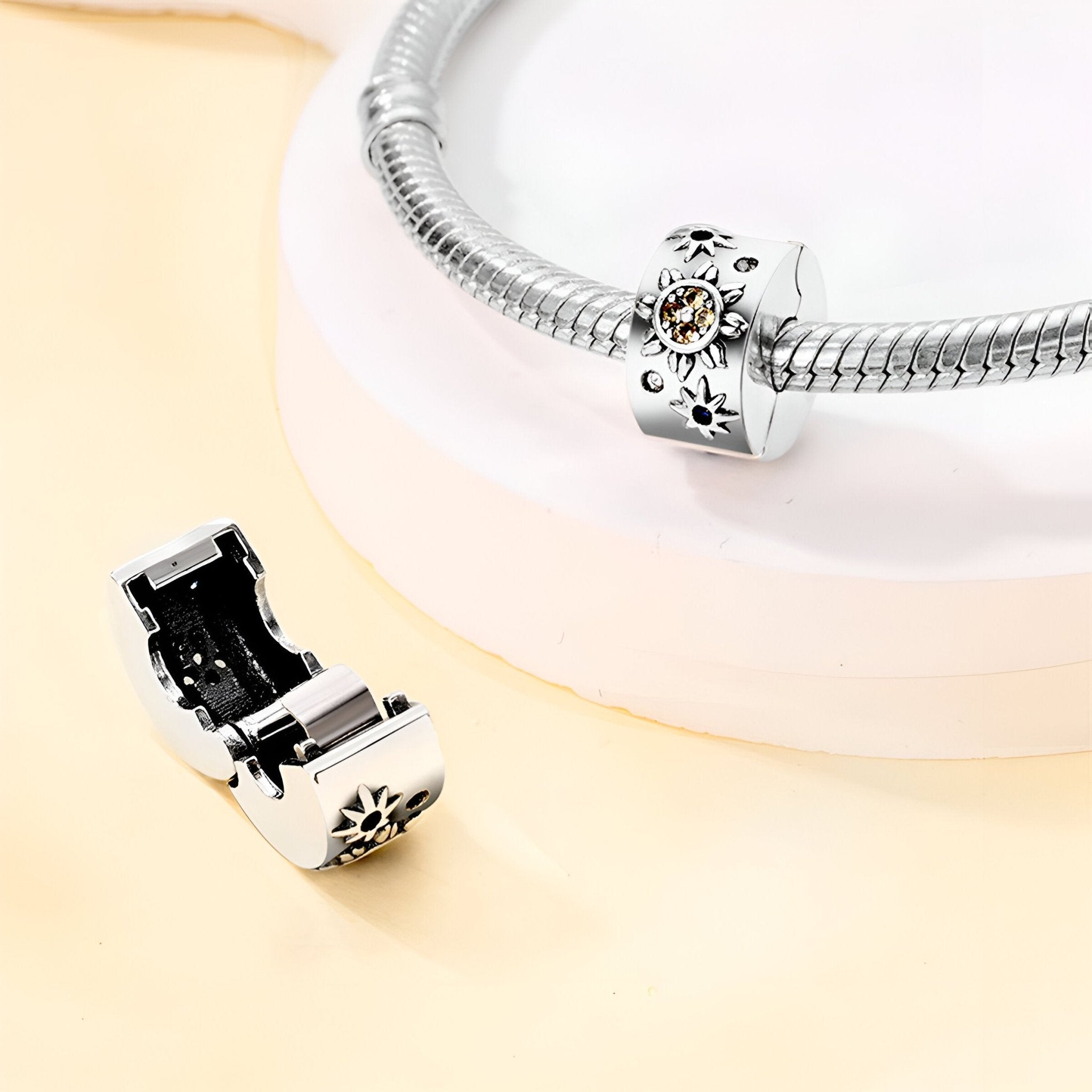 Charm soleil en argent avec pierre orange pour bracelet chaîne serpent.