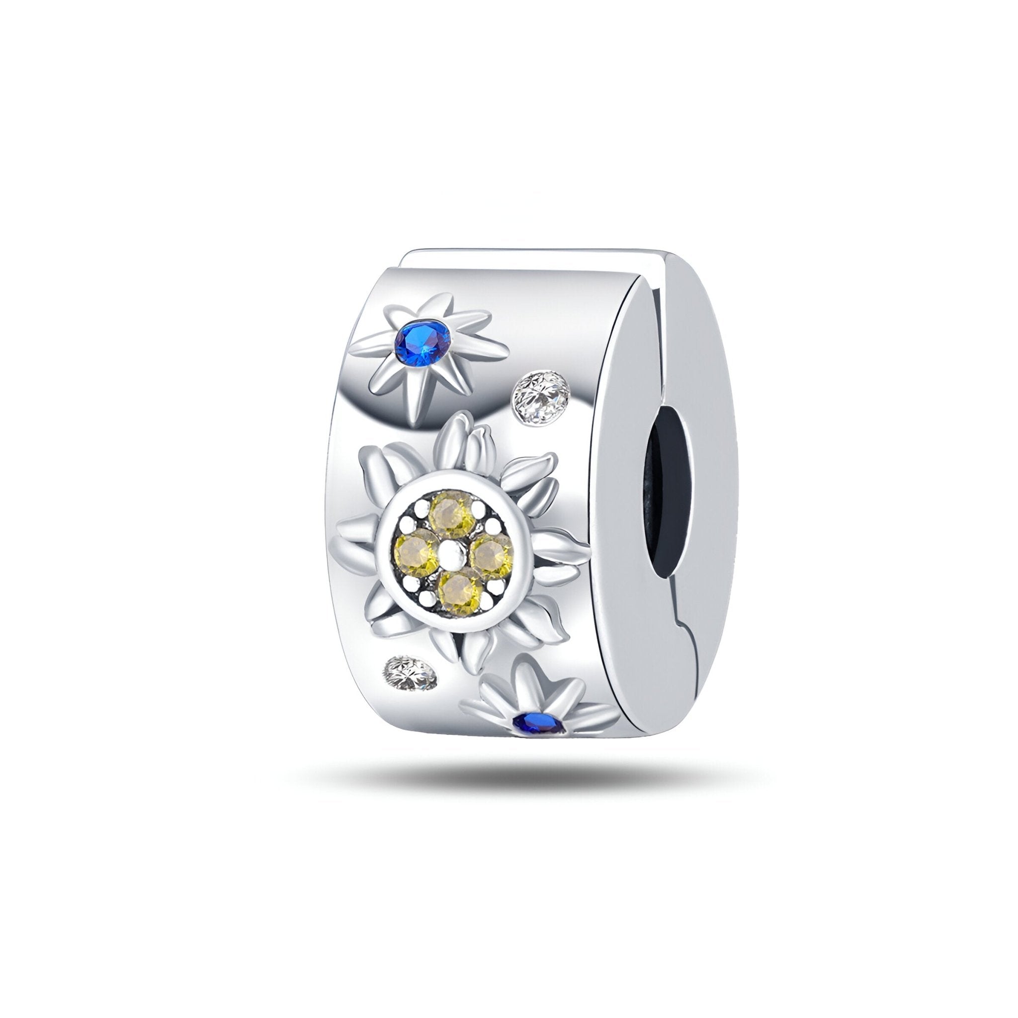 Charm en argent avec motifs soleil, pierres bleues et cristaux jaunes et blancs.