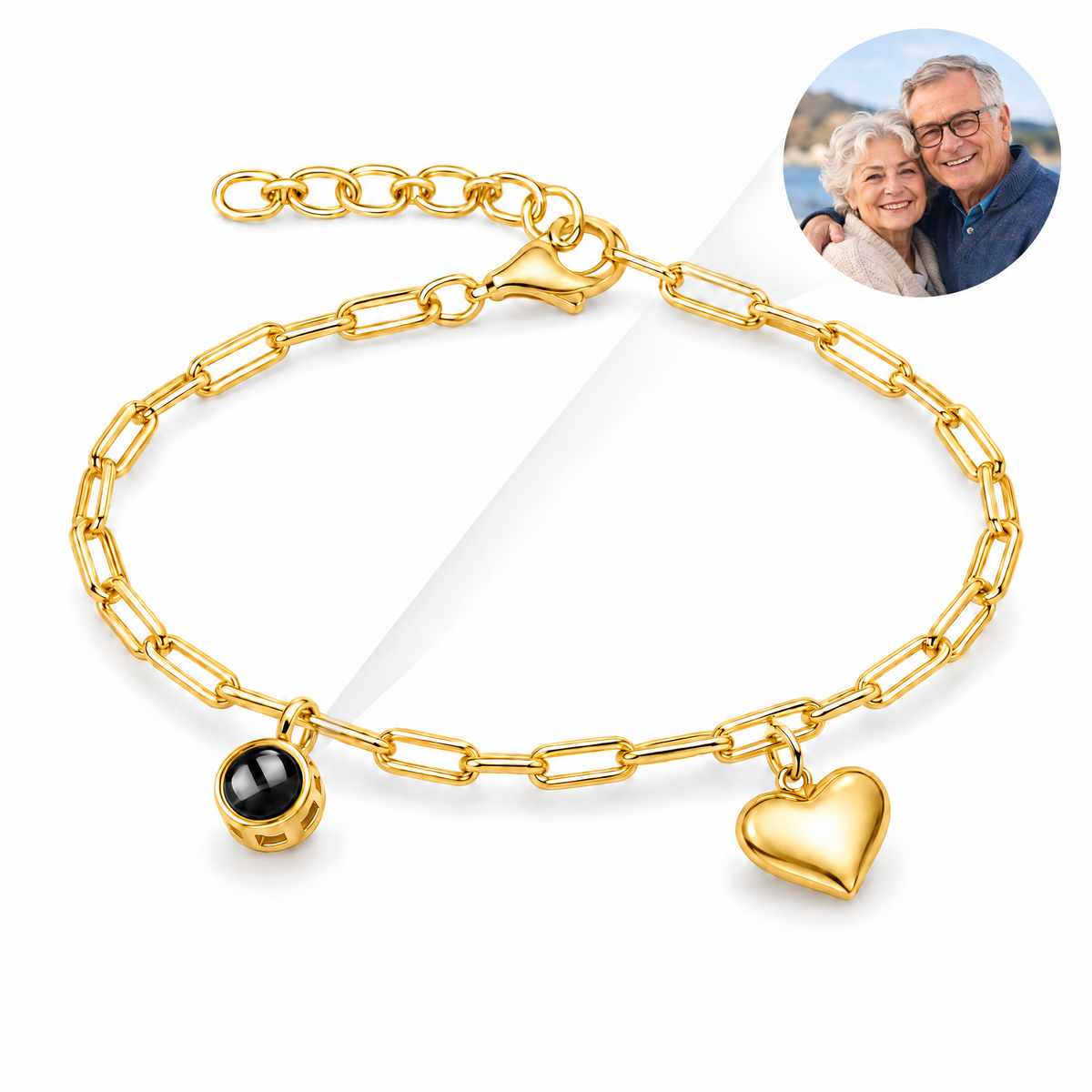 Bracelet photo personnalisé en cuivre, charm coeur et projection, modèle Claudia — Or — packshot studio photo-projection nette