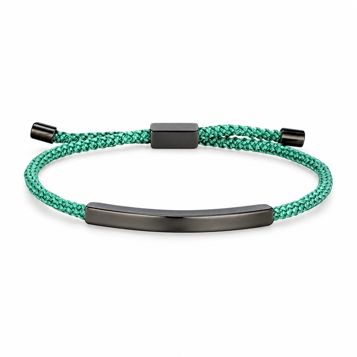 Packshot studio bracelet Doums Jade, cordon macramé tressé avec plaque longue et fermoir coulissant noir.