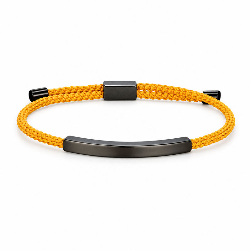 Packshot studio bracelet Doums Moutarde, cordon macramé tressé avec plaque longue et fermoir coulissant noir.