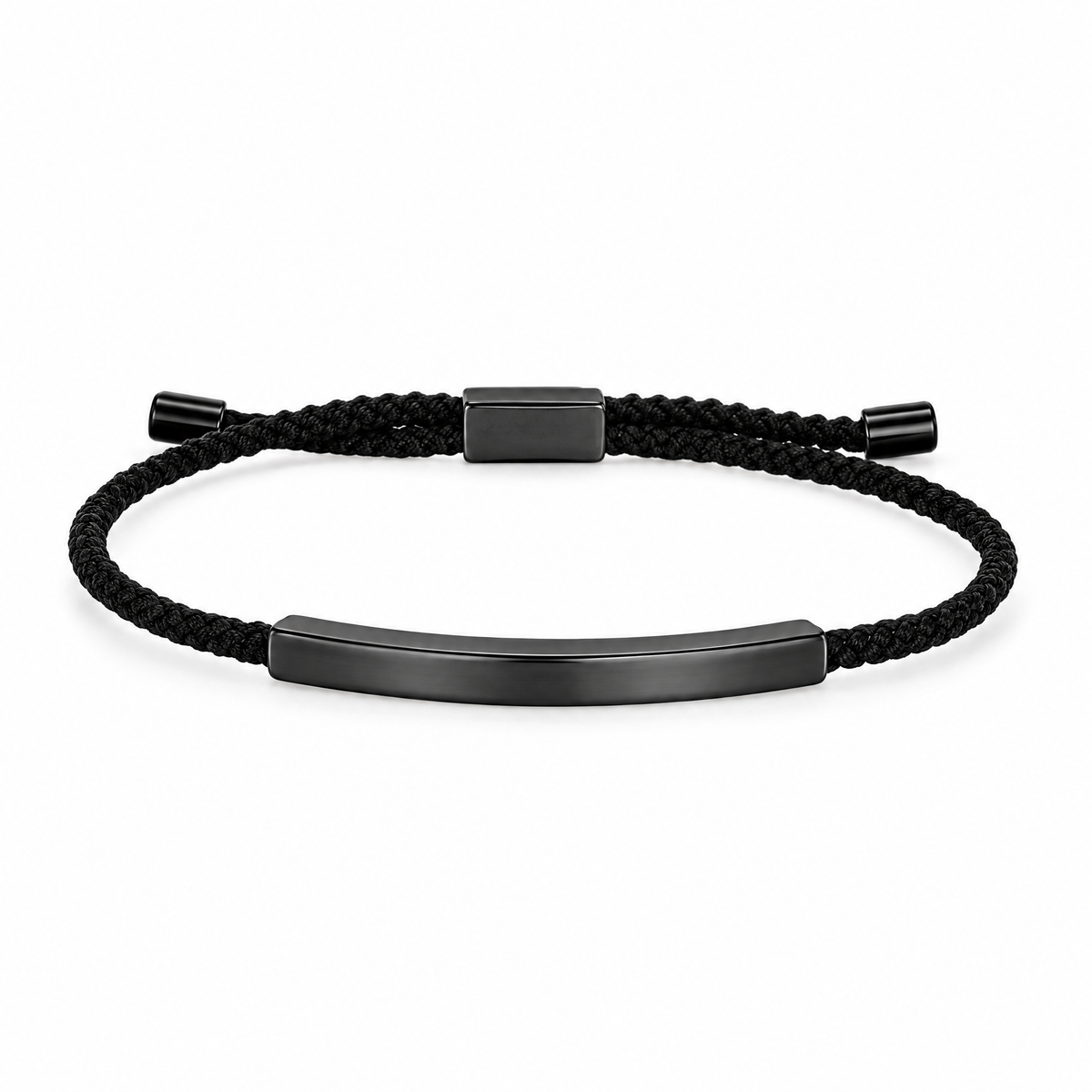 Packshot studio bracelet Doums Noir, cordon macramé tressé avec plaque longue et fermoir coulissant noir.