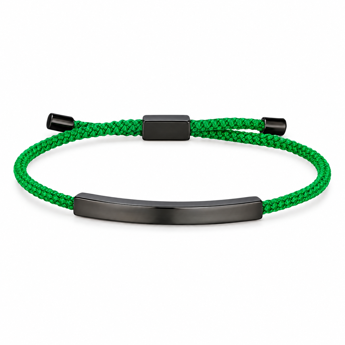 Packshot studio bracelet Doums Vert, cordon macramé tressé avec plaque longue et fermoir coulissant noir.