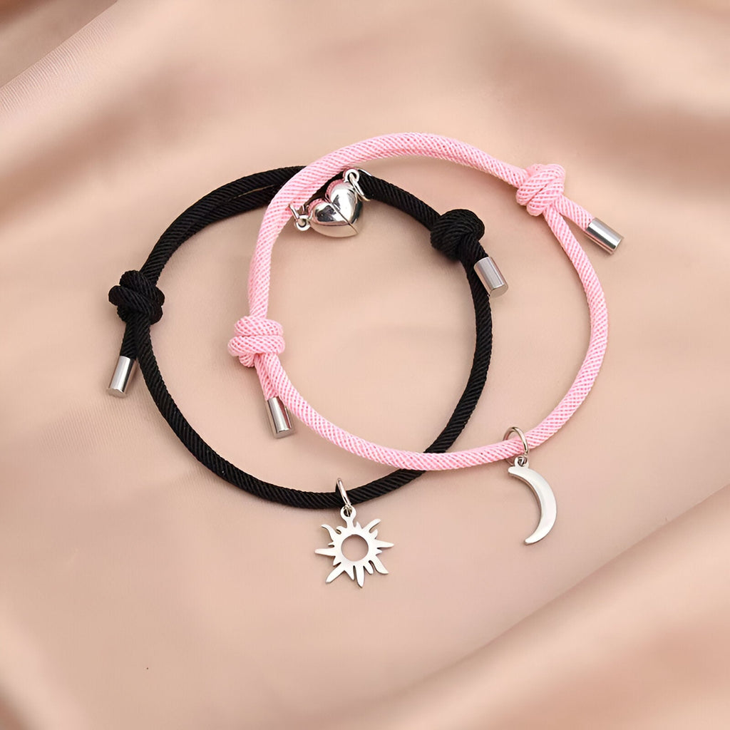 Duo de bracelets cordon rose et noir avec pendentifs soleil et lune en argent.