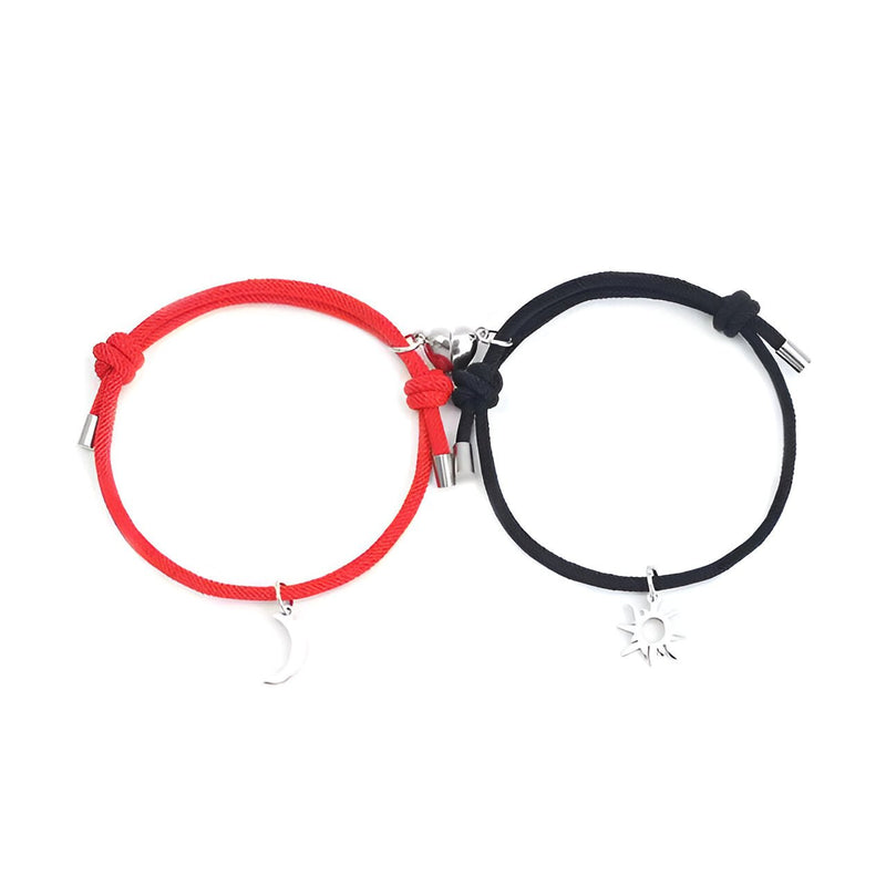 Duo de bracelets cordon rouge et noir avec pendentifs soleil et lune en métal argenté.