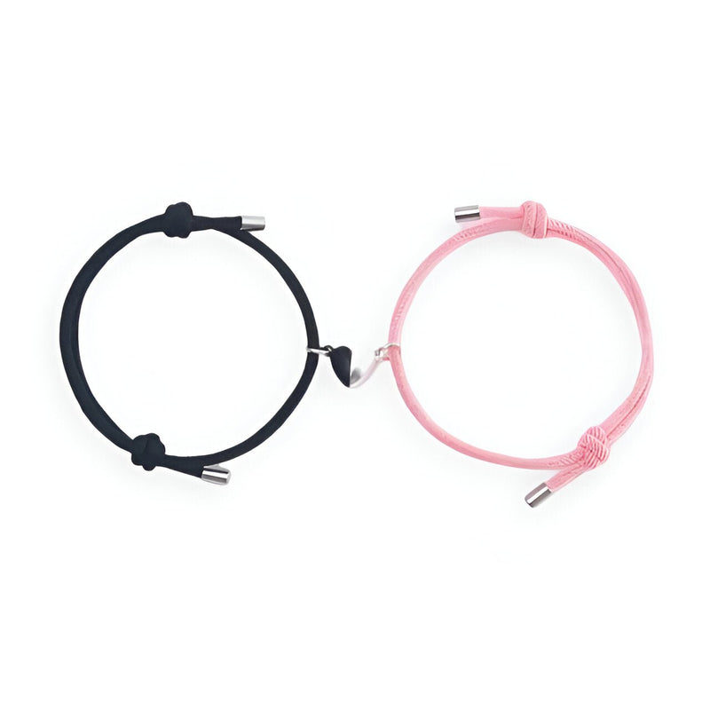 Duo de bracelets cordon noir et rose avec cœurs aimantés en métal argenté.