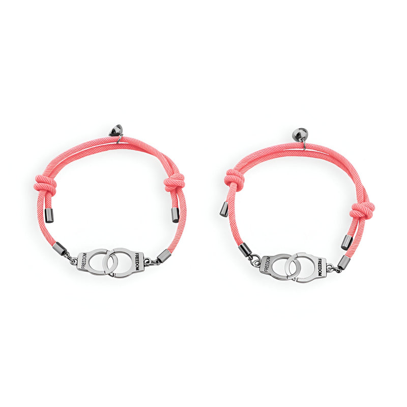 Duo de bracelets cordon rose avec menottes en métal argenté, fermoirs réglables.