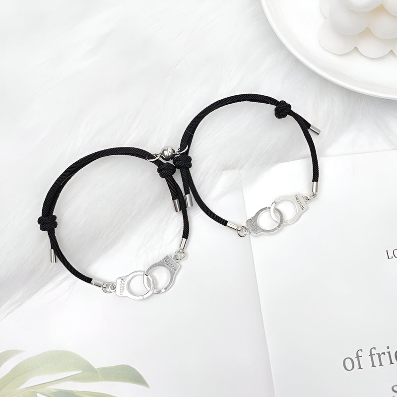 Duo de bracelets cordon noirs avec menottes argentées entrelacées, modèle Siene.