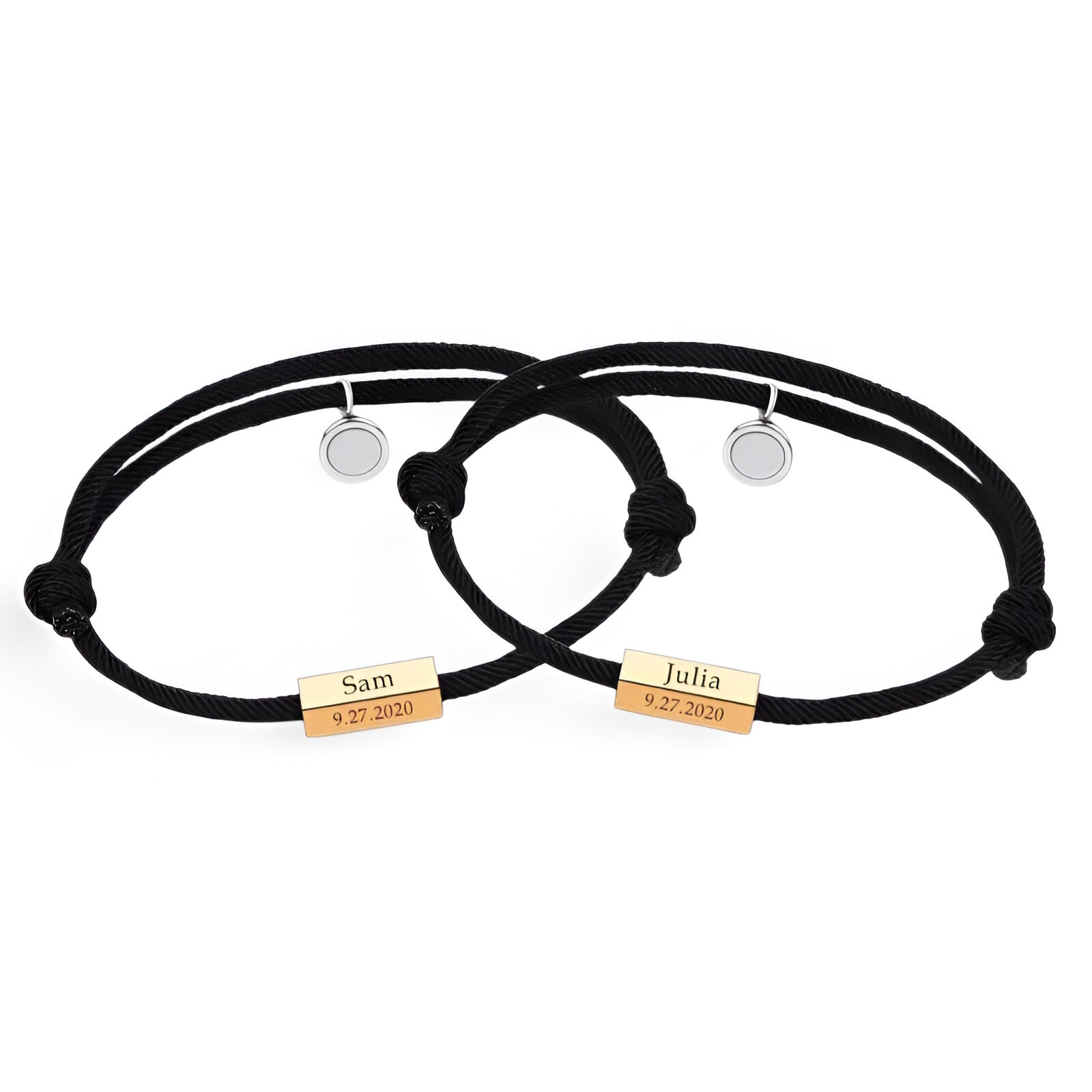 Duo de bracelets cordon noirs avec plaques en acier inoxydable gravées, design minimaliste et ajustable.