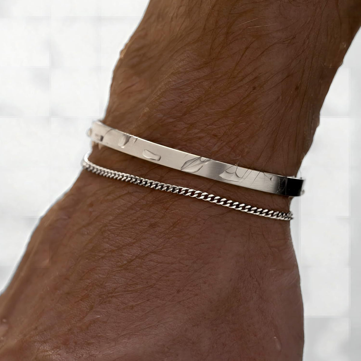 Duo de bracelets en acier inoxydable argenté, jonc gravé et chaîne fine maille cubaine, pour homme.