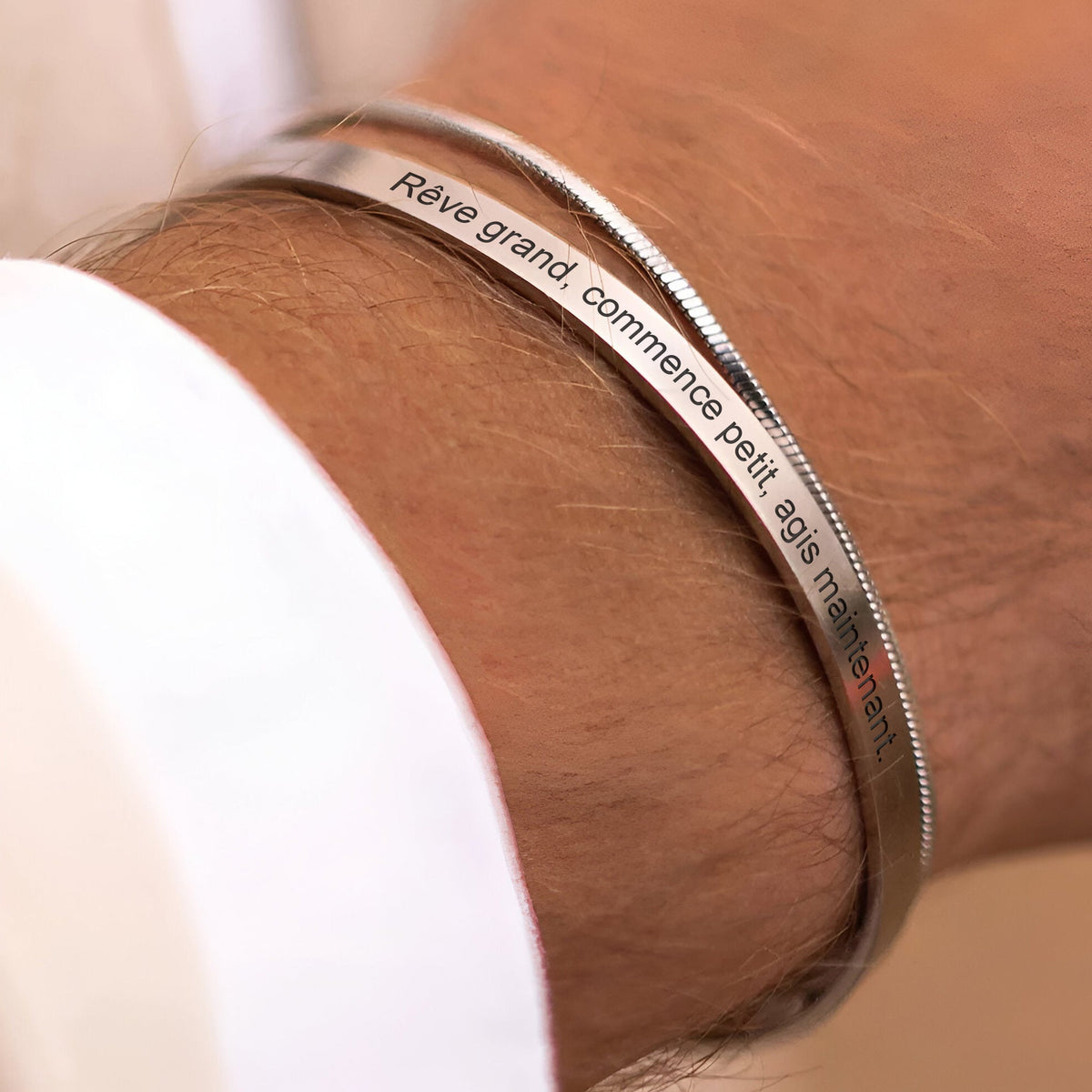 Duo de bracelets homme acier inoxydable jonc gravé "Rêve grand" et maille fine argentée.