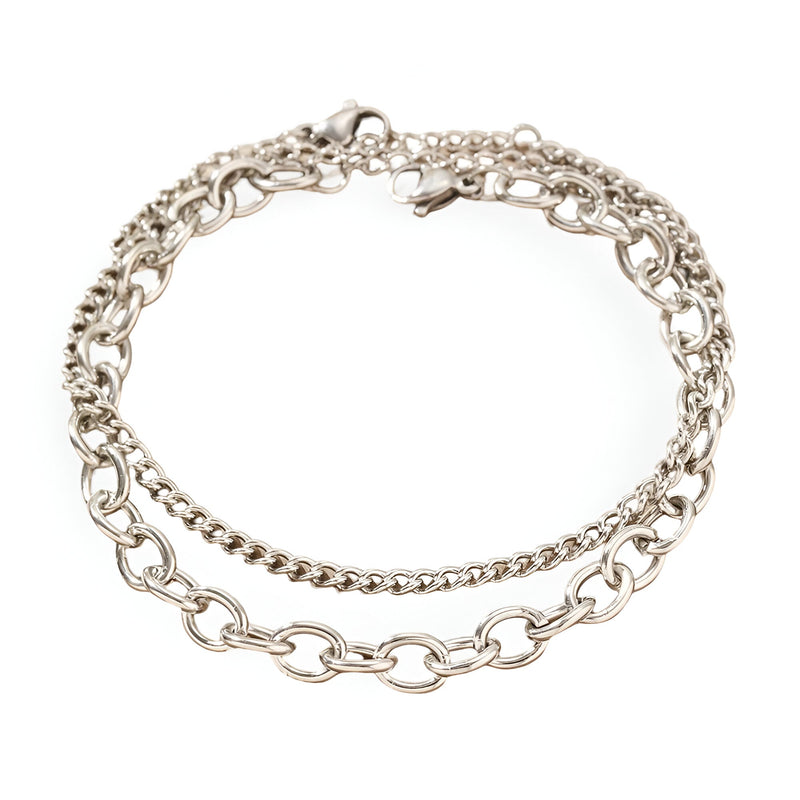 Duo de bracelets en acier inoxydable argenté, chaînes fines et maillons ovales, fermoirs lobster clasp.
