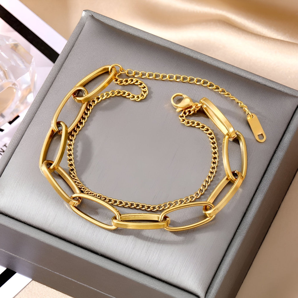 Duo de bracelets en acier inoxydable doré, chaîne fine et maillons ovales larges, fermoirs mousqueton.
