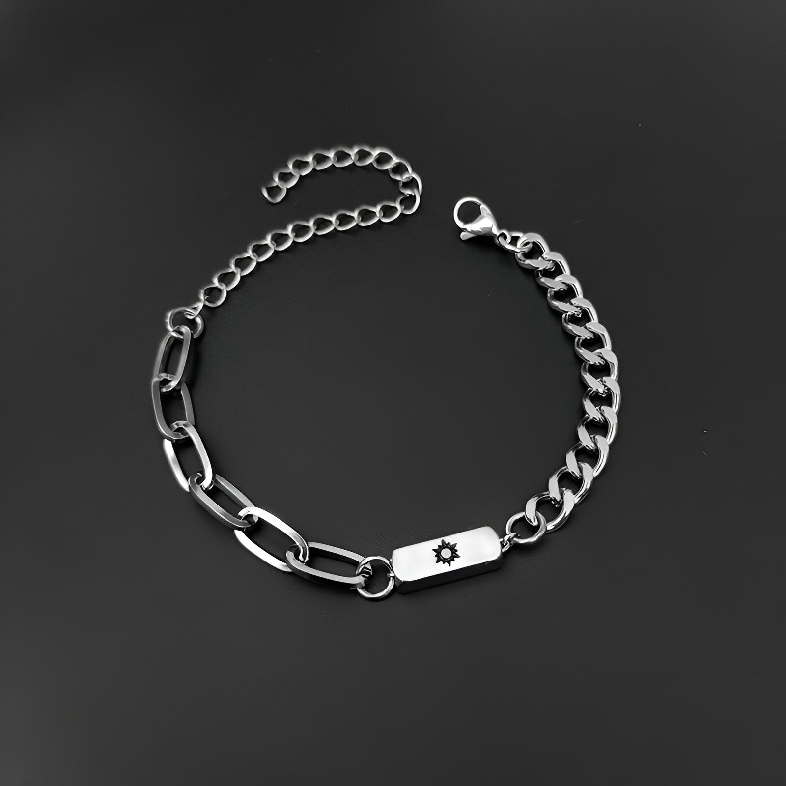 Duo de bracelets en acier inoxydable argenté, maillons variés, pendentif soleil et lune, fermeture ajustable.