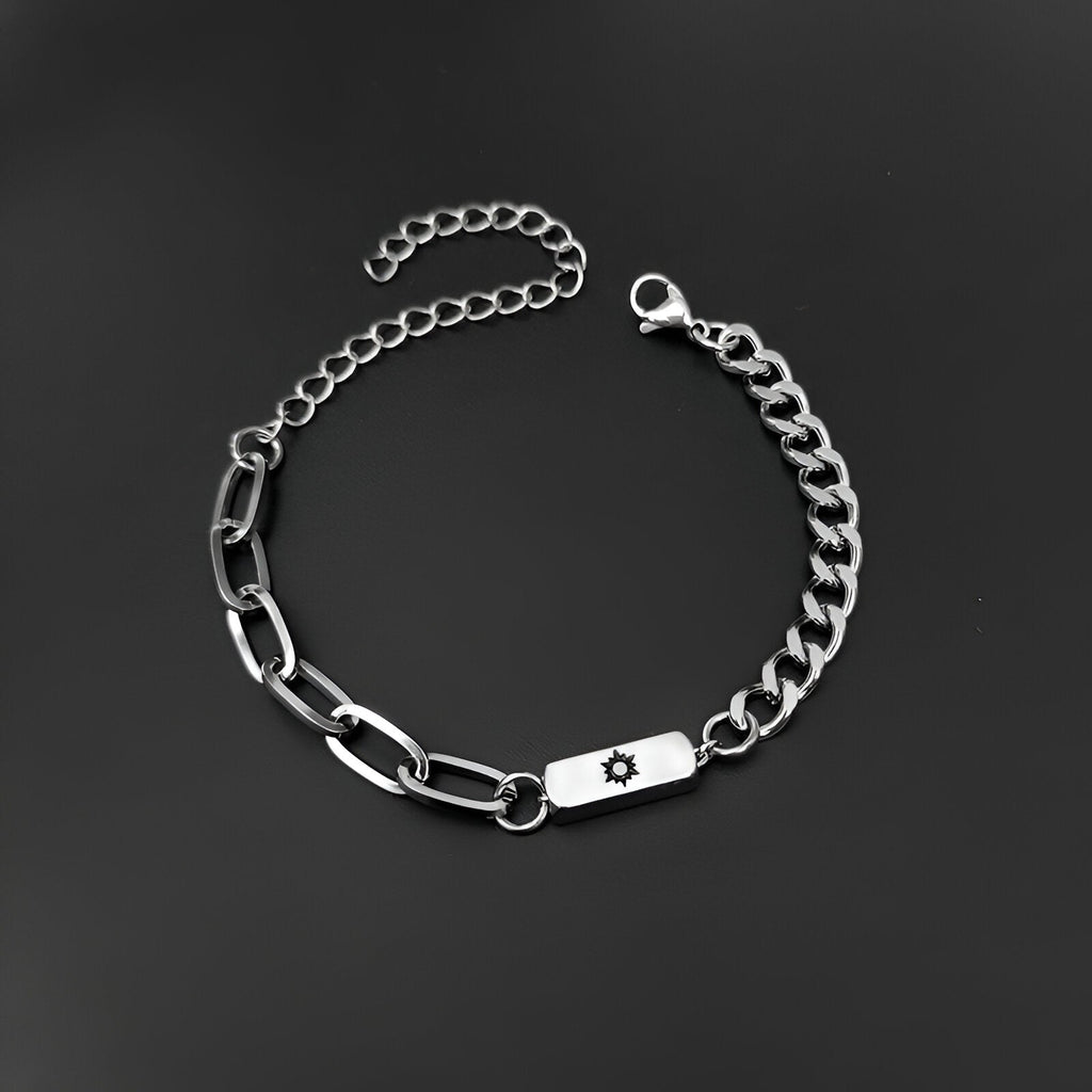 Duo de bracelets en acier inoxydable argenté, maillons variés, pendentif soleil et lune, fermeture ajustable.