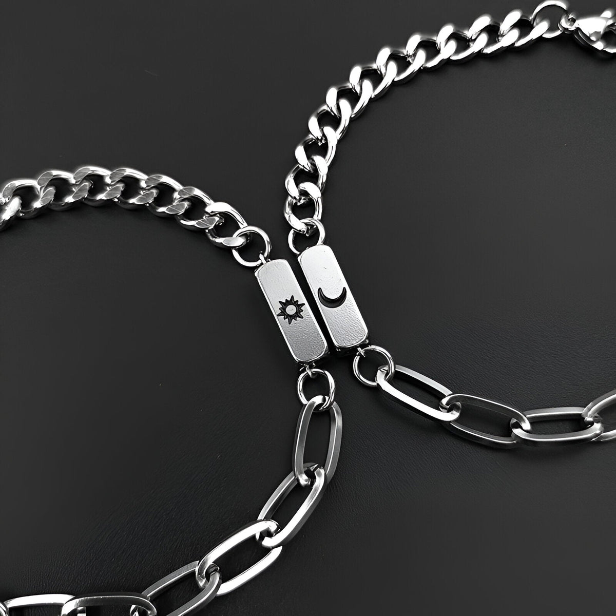 Duo de bracelets en acier inoxydable argenté avec pendentifs soleil et lune gravés, mailles variées.