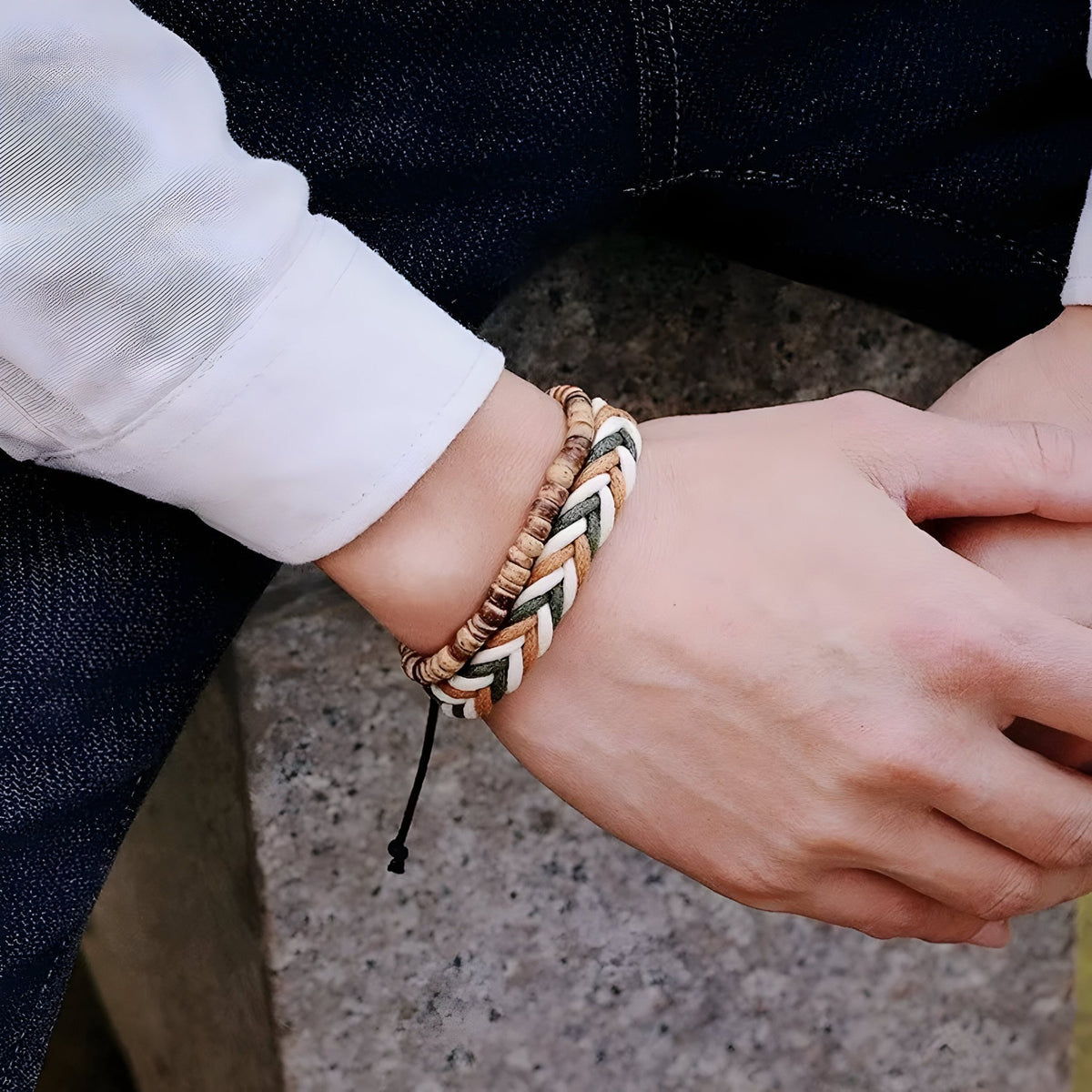 Duo de bracelets homme en corde tressée vert et marron avec perles en bois naturel, style casual.