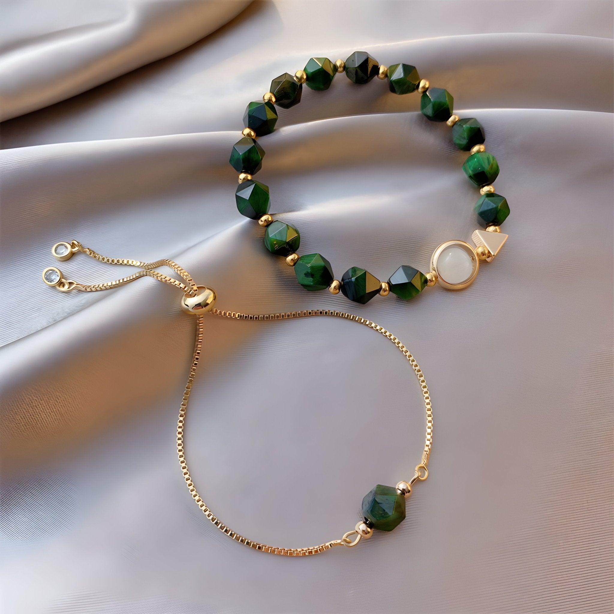 Duo de bracelets pour femme avec perles facettées vertes en œil de tigre et détails dorés scintillants.