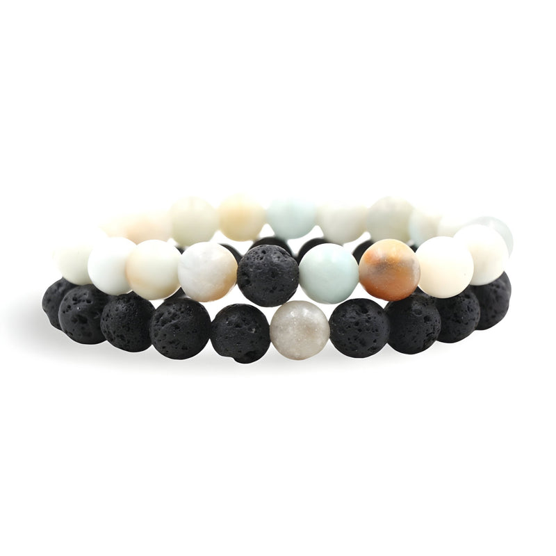 Duo de bracelets mixte avec pierres naturelles blanches, noires en lave et perle irisée blanche.