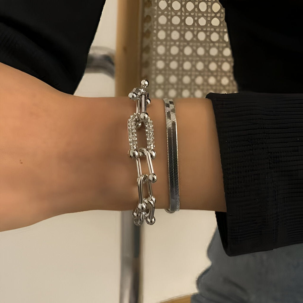 Duo de bracelets mousqueton en acier inoxydable argenté avec maillons larges et fermoir éclair en strass.