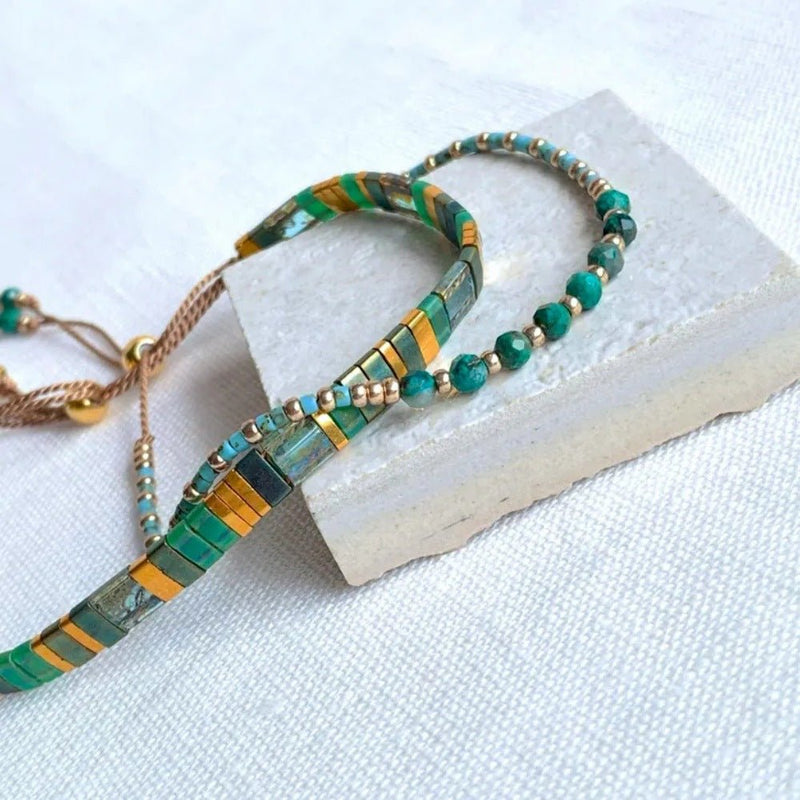 Duo de bracelets cordon beige et perles turquoise avec accents dorés, style bohème chic, modèle Issei.