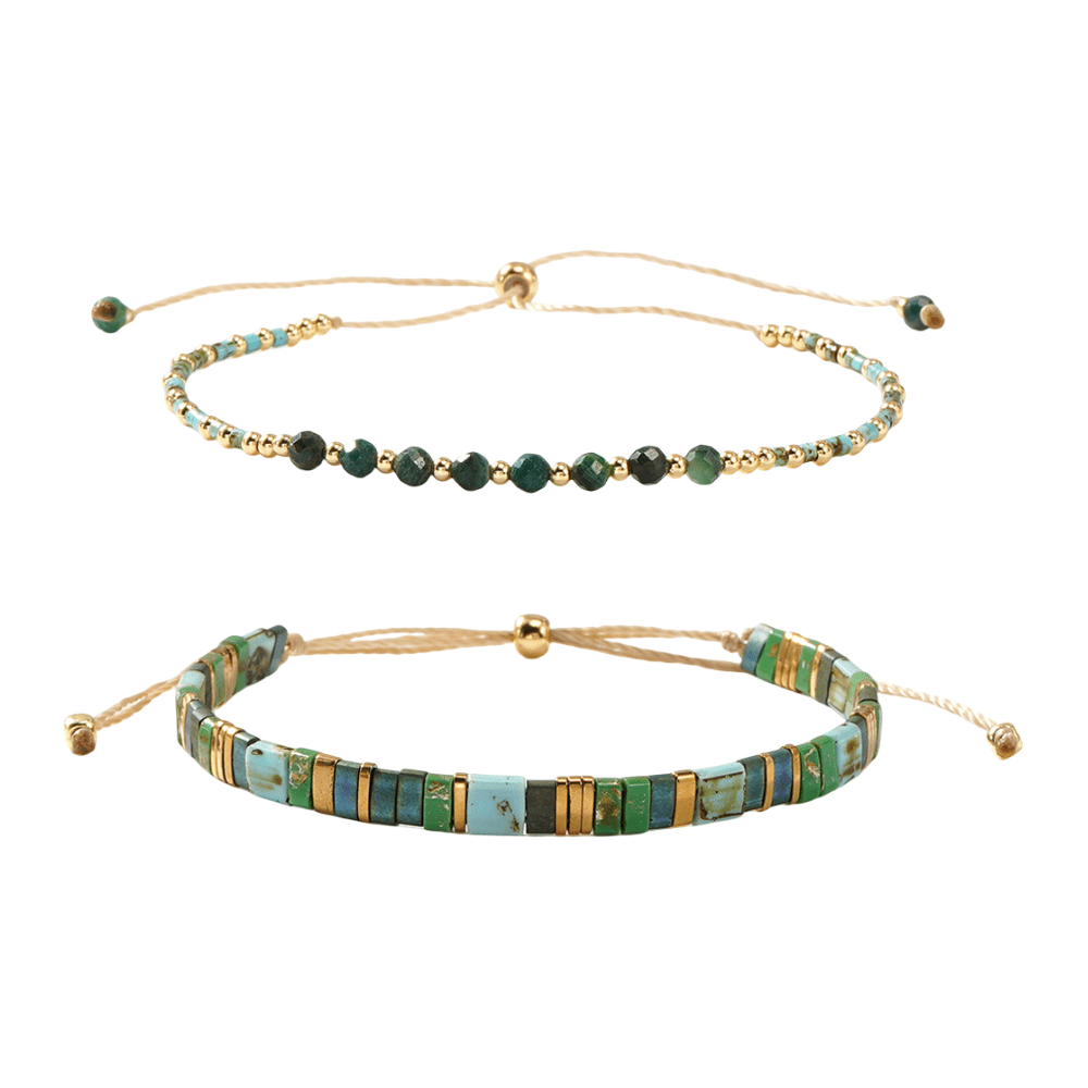 Duo de bracelets ajustables en cordon beige, l’un orné de perles turquoises et dorées rondes, l’autre composé de perles.