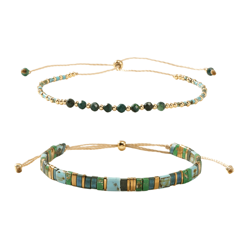 Duo de bracelets ajustables en cordon beige, l’un orné de perles turquoises et dorées rondes, l’autre composé de perles.