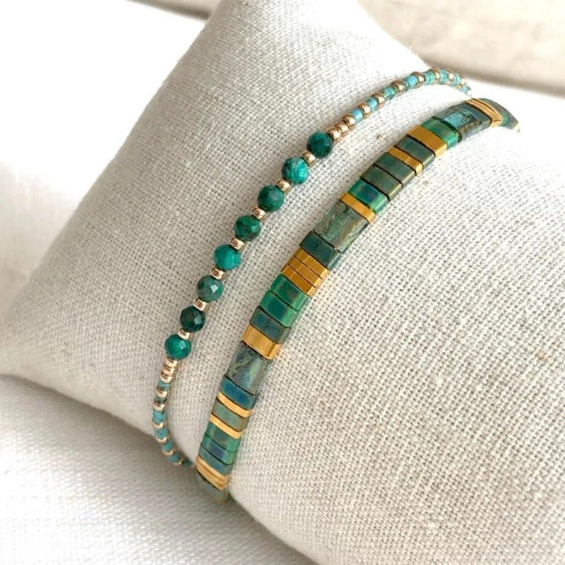 Un avec perles turquoise et dorées, l'autre en petites perles carrées vertes et dorées sur cordon ajustable beige.