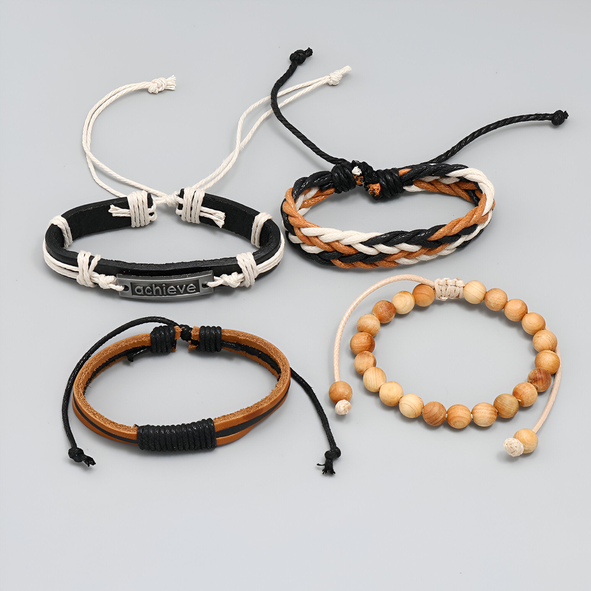 Ensemble de 4 bracelets mixte en cuir noir et marron, bois clair, détails tressés et fermeture à nœud coulissant.