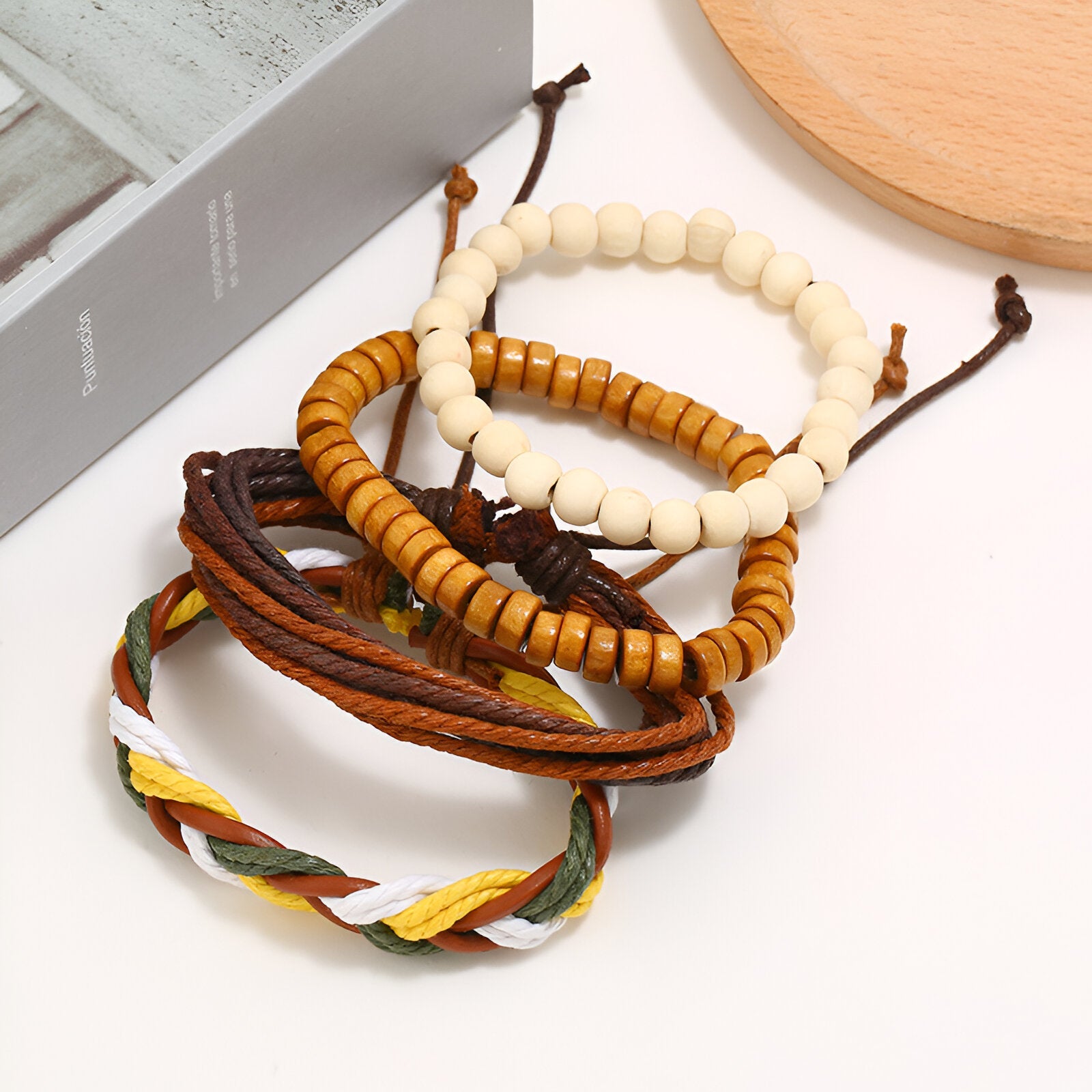 Quatre bracelets mixte en cuir marron et perles en bois beige, modèle Cedar.