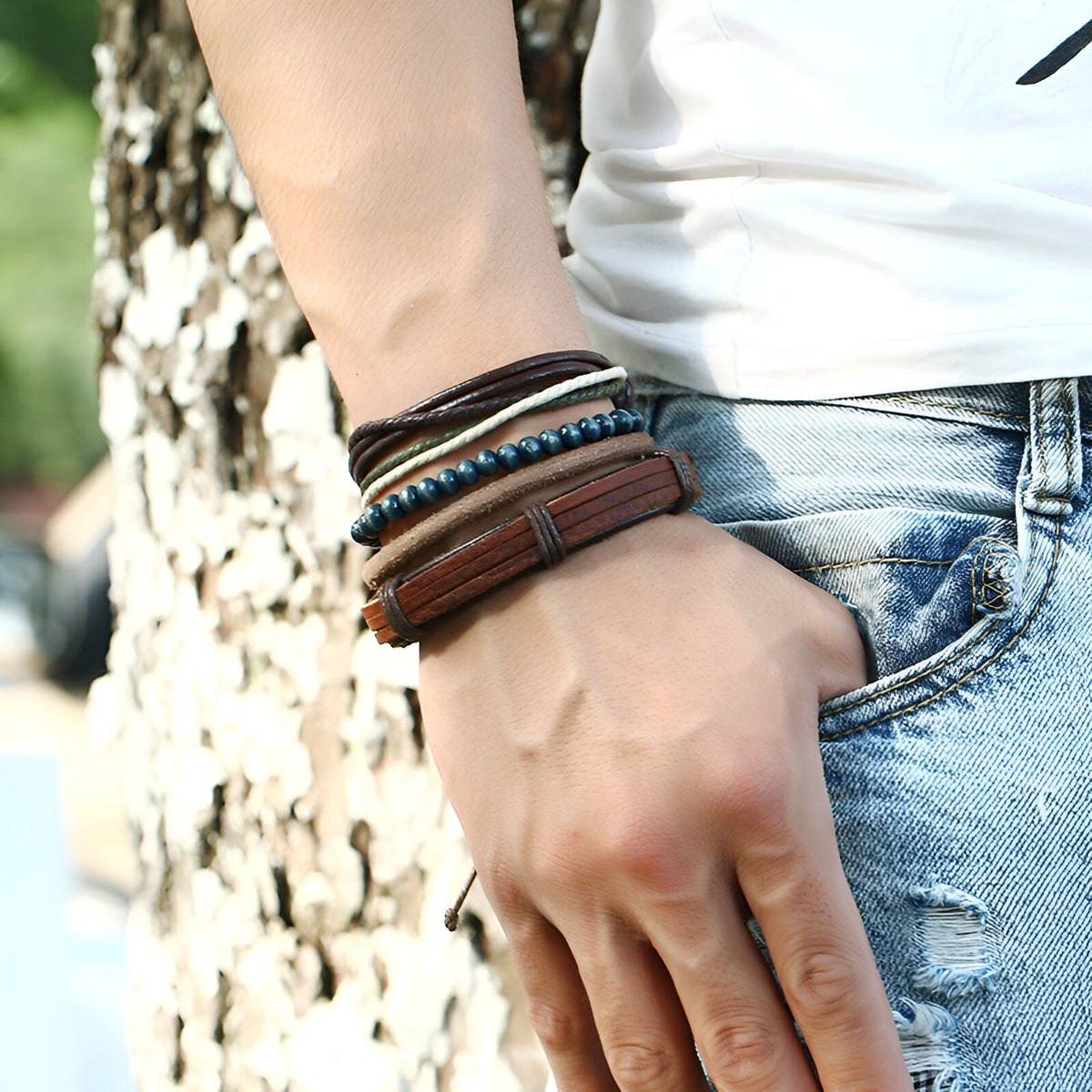 Ensemble de 4 bracelets pour homme en cuir brun et bois, avec perles turquoise et design tressé élégant.